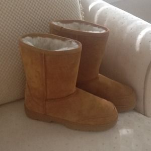 Leather sheep-lined boots
