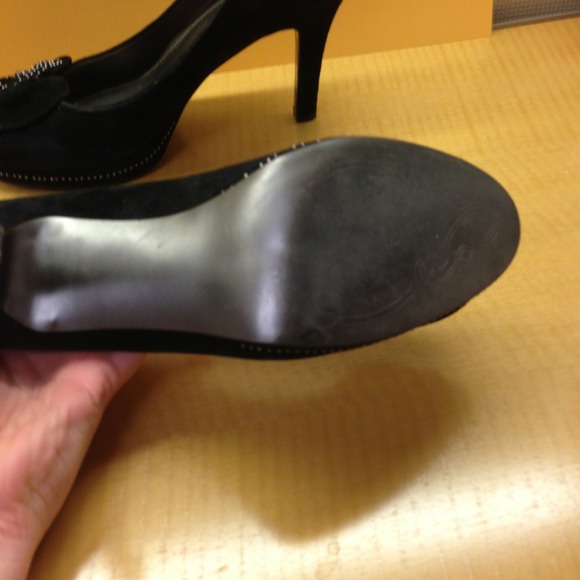 Tahari Black Suede Pumps -- Nearly New - Picture 3 of 4