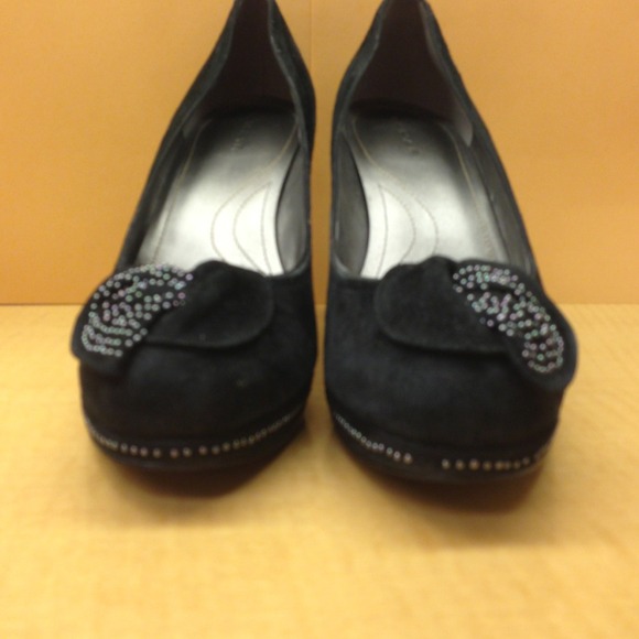 Tahari Black Suede Pumps -- Nearly New - Picture 4 of 4