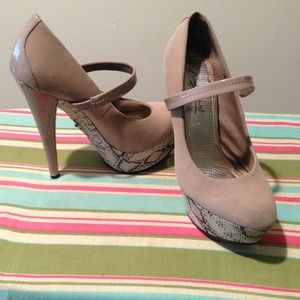 ⭐Sold⭐Beige Suede w Snake Print platform Slitteo