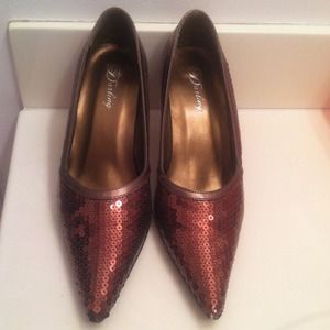 Daring brown sequin pumps!
