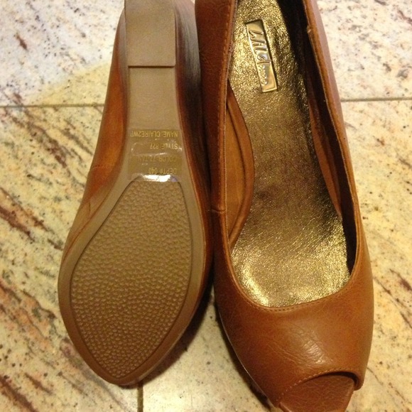 Wild Pair never worn tan peeptoe platform wedges - Picture 3 of 4