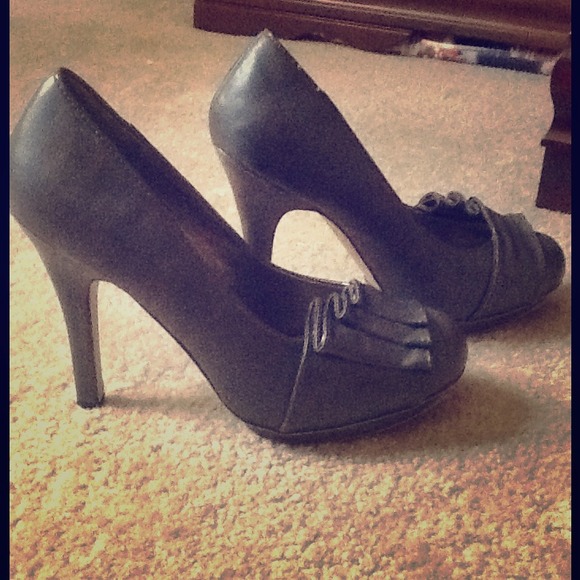 Steve Madden" Madden Girl" Grey heels size 7