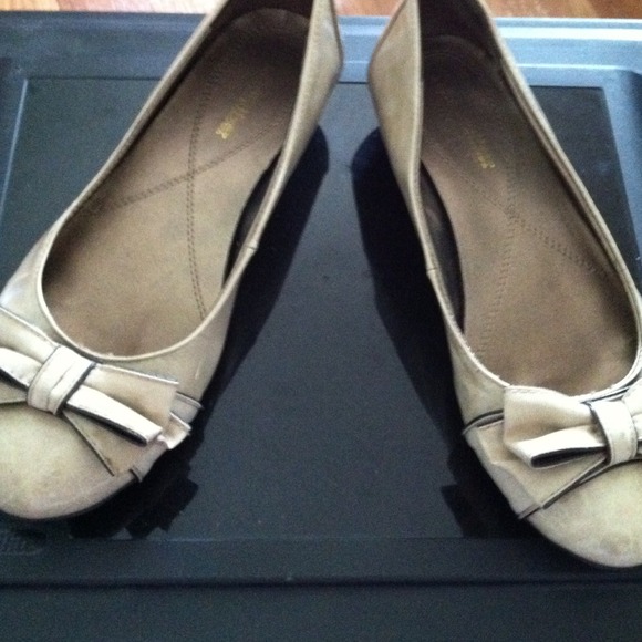 Ladies beige flats with cute decorative bow