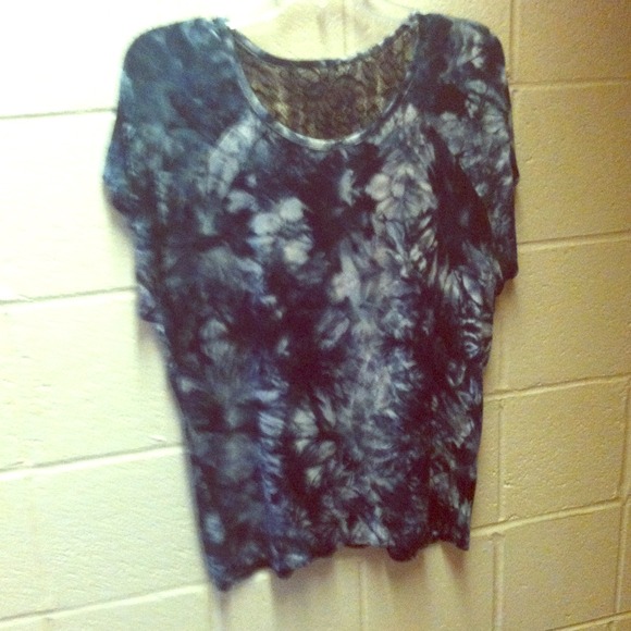 Tie dye tshirt w lace back!