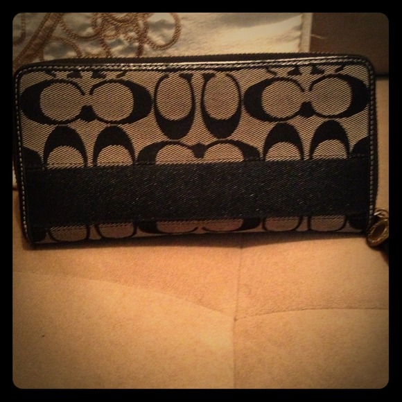 **RESERVED**Black Coach Zip up Wallet