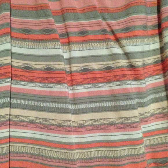 Patterned flowy halter top - Picture 2 of 4