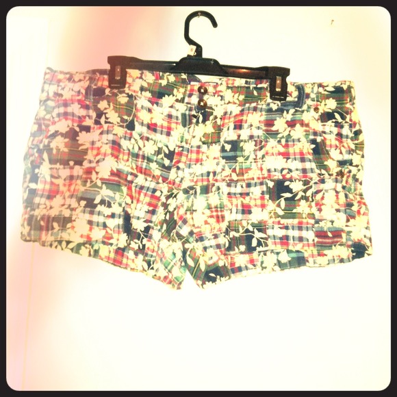 🔴SOLD🔴Plaid & flowered American eagle shorts.