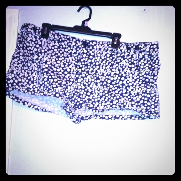 🔴SOLD🔴Blue floral American eagle shorts.