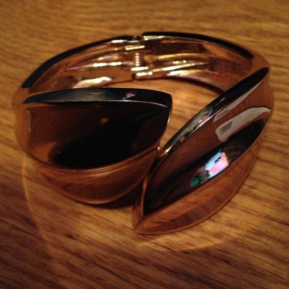 Hinged gold bracelet