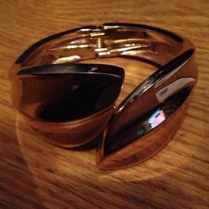 Hinged gold bracelet