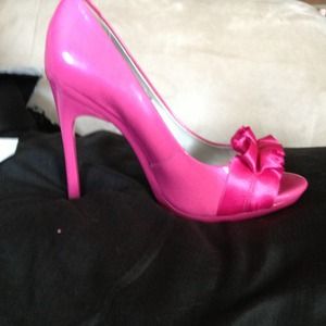 Metallic pink heel with ruffle like bow on toe