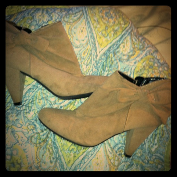 tan heels with cute bow