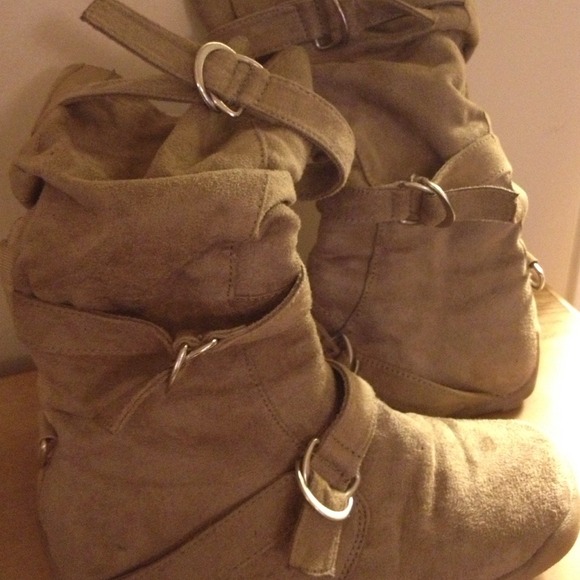 Tan boot w/buckles