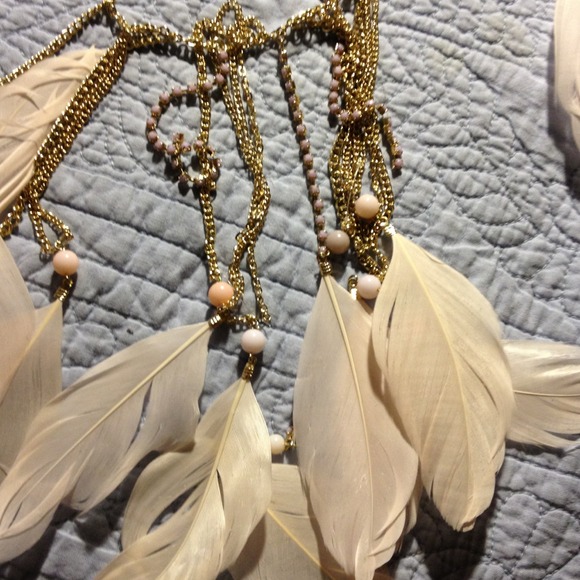 Boho chic pink feathered necklace - Picture 2 of 2