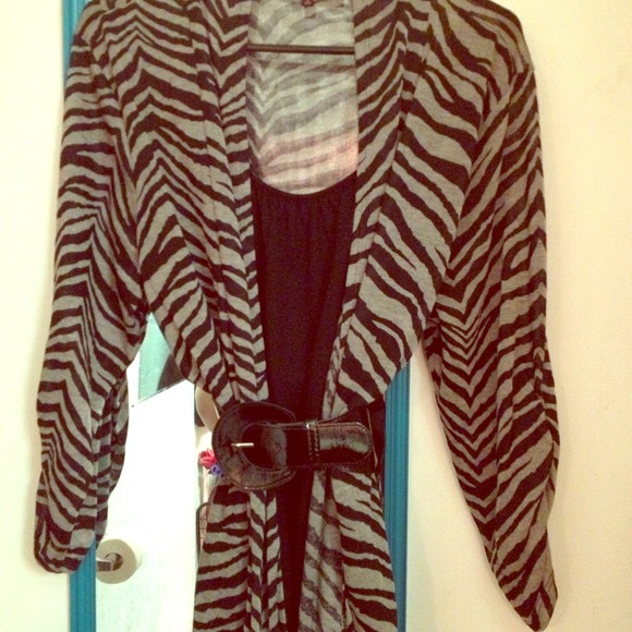 🔷🔷TRADING🔷🔷Almost Famous Zebra Top w/ belt 2X