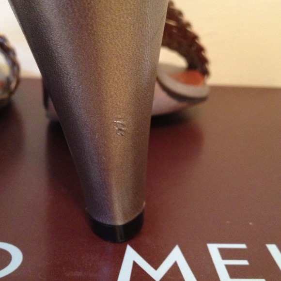 ✨Gold Braided Pumps✨⬅PRICE ✂ - Picture 3 of 4