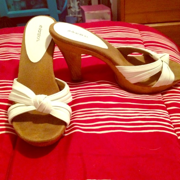 White Sandal Heals - Picture 1 of 1