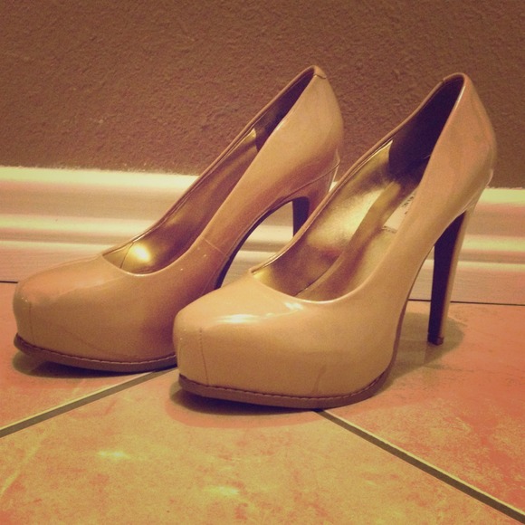 Only been worn once, authentic Vera Wang pumps!