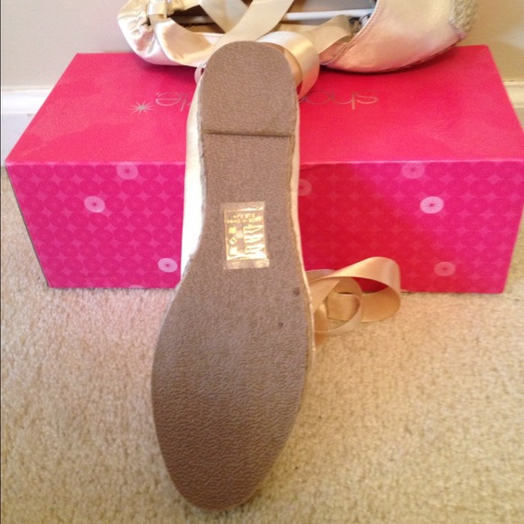💕Satin Eggshell Ballet Flats w/ Satin Ribbon💕 - Picture 2 of 4