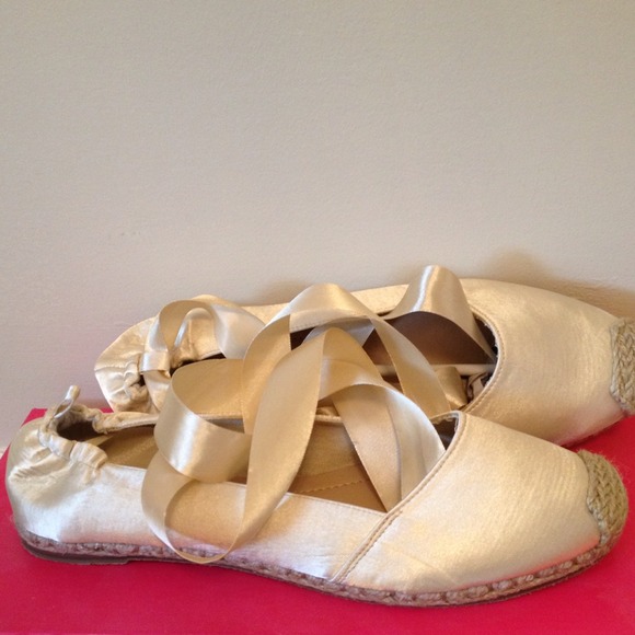💕Satin Eggshell Ballet Flats w/ Satin Ribbon💕 - Picture 3 of 4