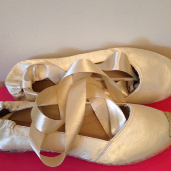 💕Satin Eggshell Ballet Flats w/ Satin Ribbon💕 - Picture 4 of 4