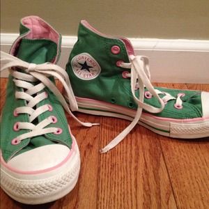 SOLD⛔Converse chuck Taylor high tops!