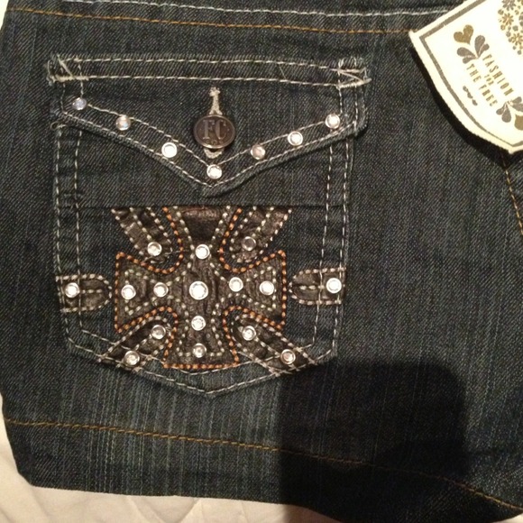 Free culture studded shorts - Picture 2 of 3