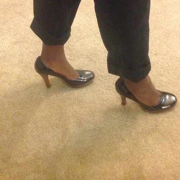 Black Steve Madden pumps. Size 6M - Picture 3 of 4