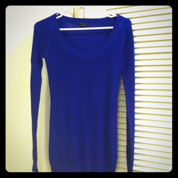 Never worn Theory merino wool sweater size P!