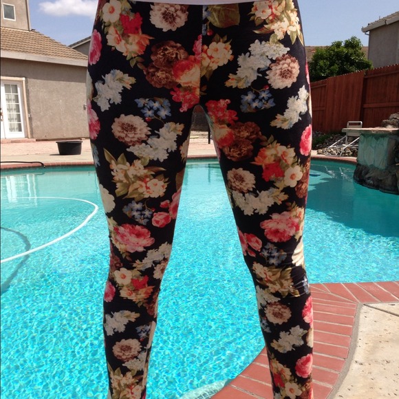 Temporarily OUT OF STOCK! NEW!! Floral Leggings - Picture 2 of 2