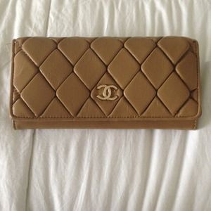 Quilted leather wallet in brown