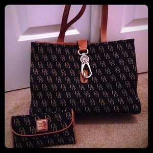 dooney and bourke purse with matching wallet!