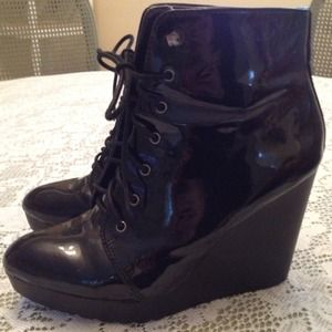 Deena and Ozzy Wedge Bootie Size 8
