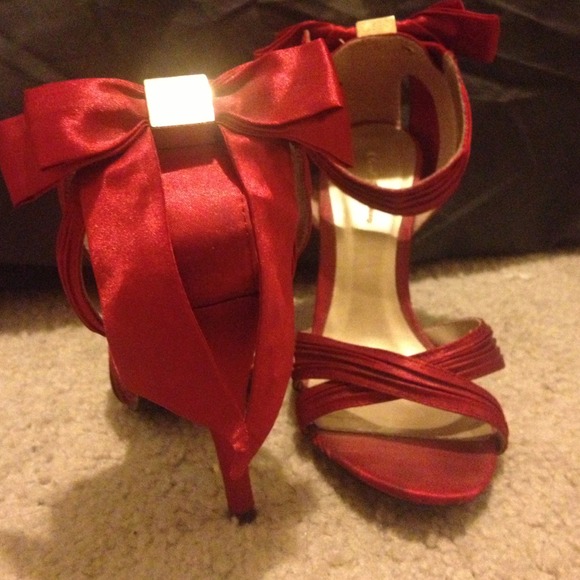 Red bow pumps