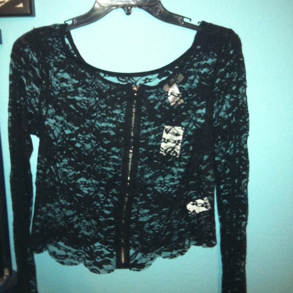 Laced top - Picture 3 of 3