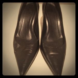 GUCCI Black Leather Pumps Heels With Metal Logo