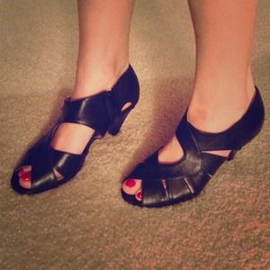 Black kitten heals with fun pattern size 8