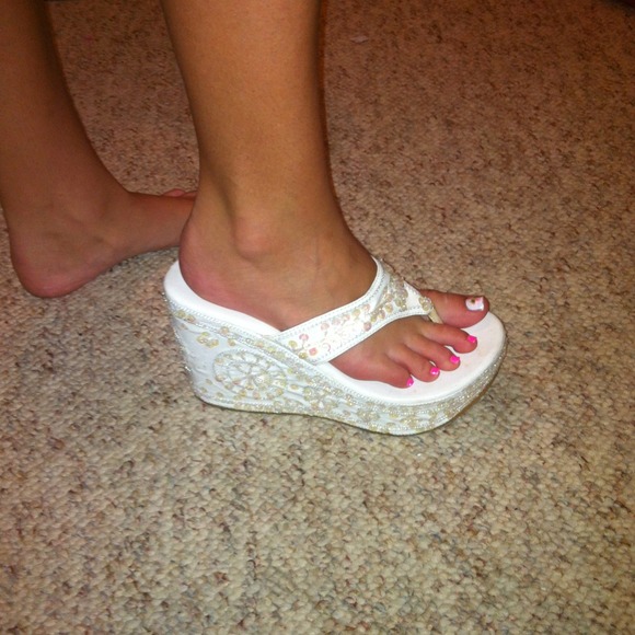 White wedge heals