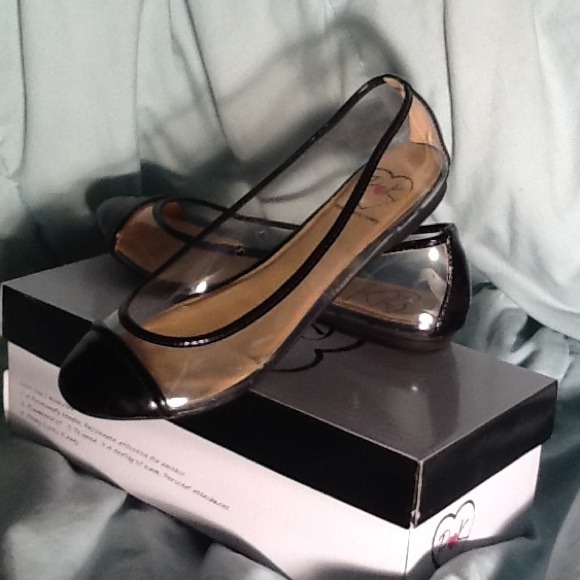 Penny loves Kenny captoe clear flats