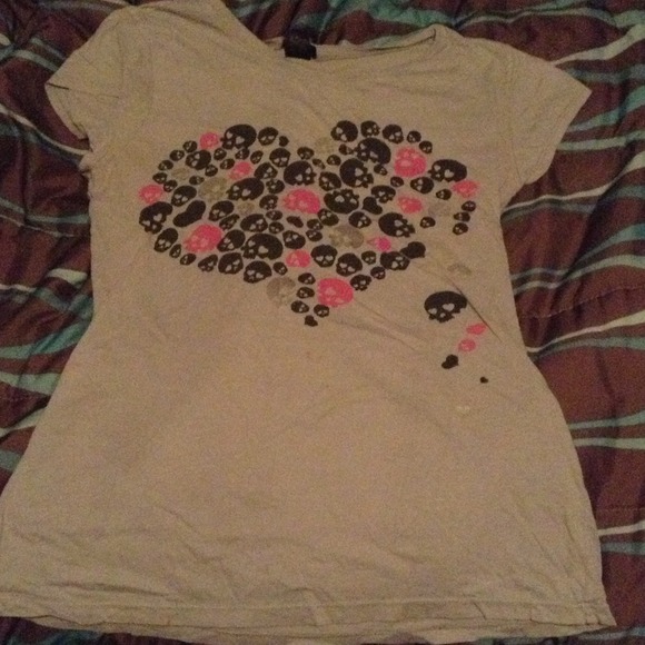 ❗REDUCED❗Grey Skull Heart Shirt