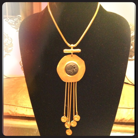 Jewelry - Stunning Statement Pendant Necklace