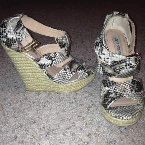 ❌SOLD❌Steve Madden snake skin wedges!