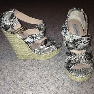 ❌SOLD❌Steve Madden snake skin wedges!