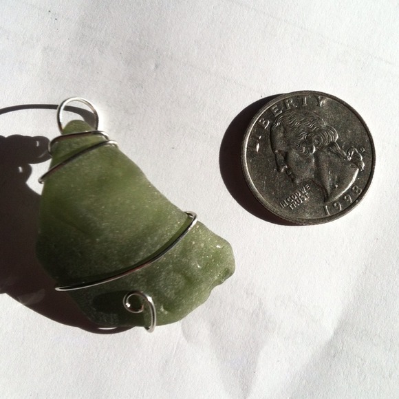 Olivegreen seaglass pendant with "R I Z" letters - Picture 1 of 1