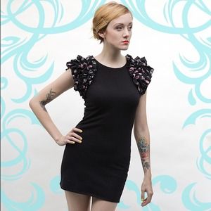 REDUCED💋 Black Dress w Exaggerated Ruffle Sleeve