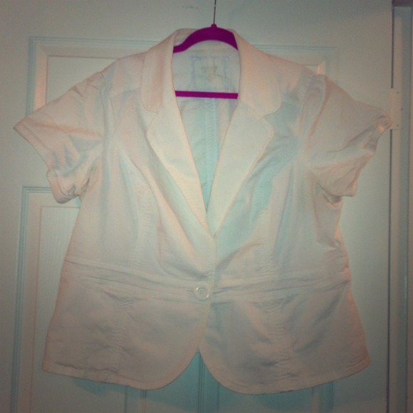 🎀BUNDLE FOR Dylana!🎀 White jacket, 2 tanks!