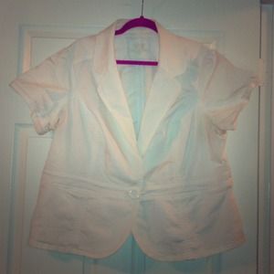 🎀BUNDLE FOR Dylana!🎀 White jacket, 2 tanks!
