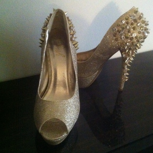 Gold,glitter and spiked heels - Picture 2 of 4
