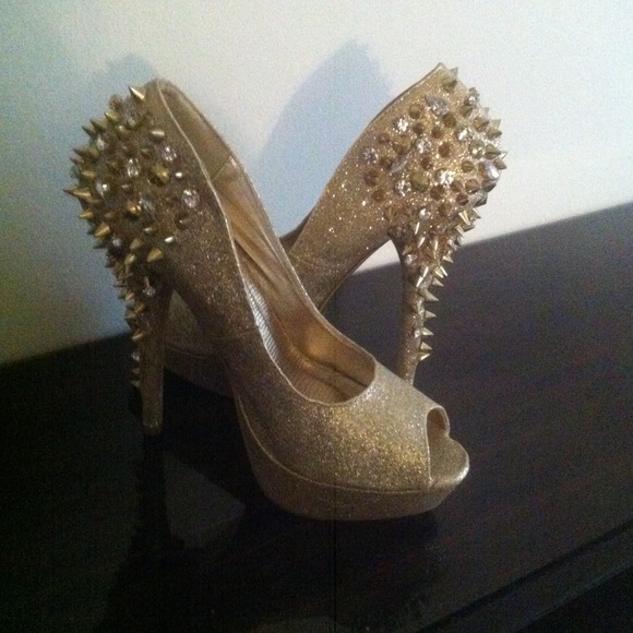 Gold,glitter and spiked heels - Picture 3 of 4